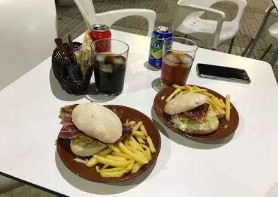 Montadito con patatas y sus bebidas